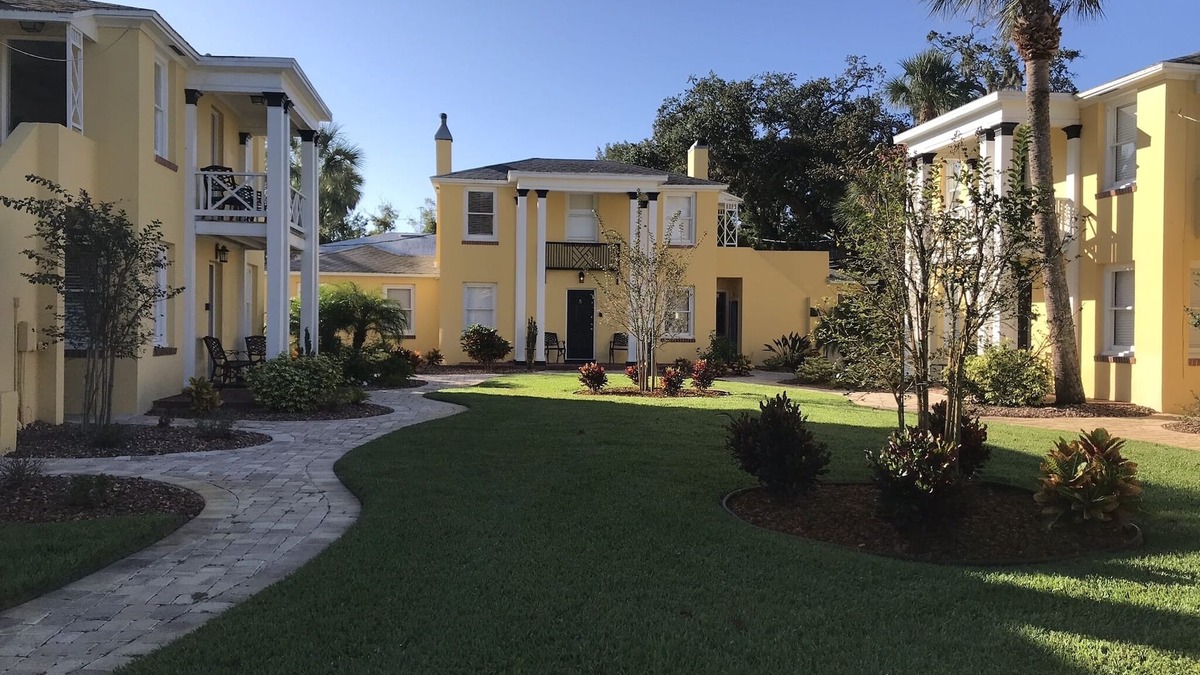 Downtown Historic District Apartment | C6, Romantic apartment in city center, Flagler location, near beaches, parking!