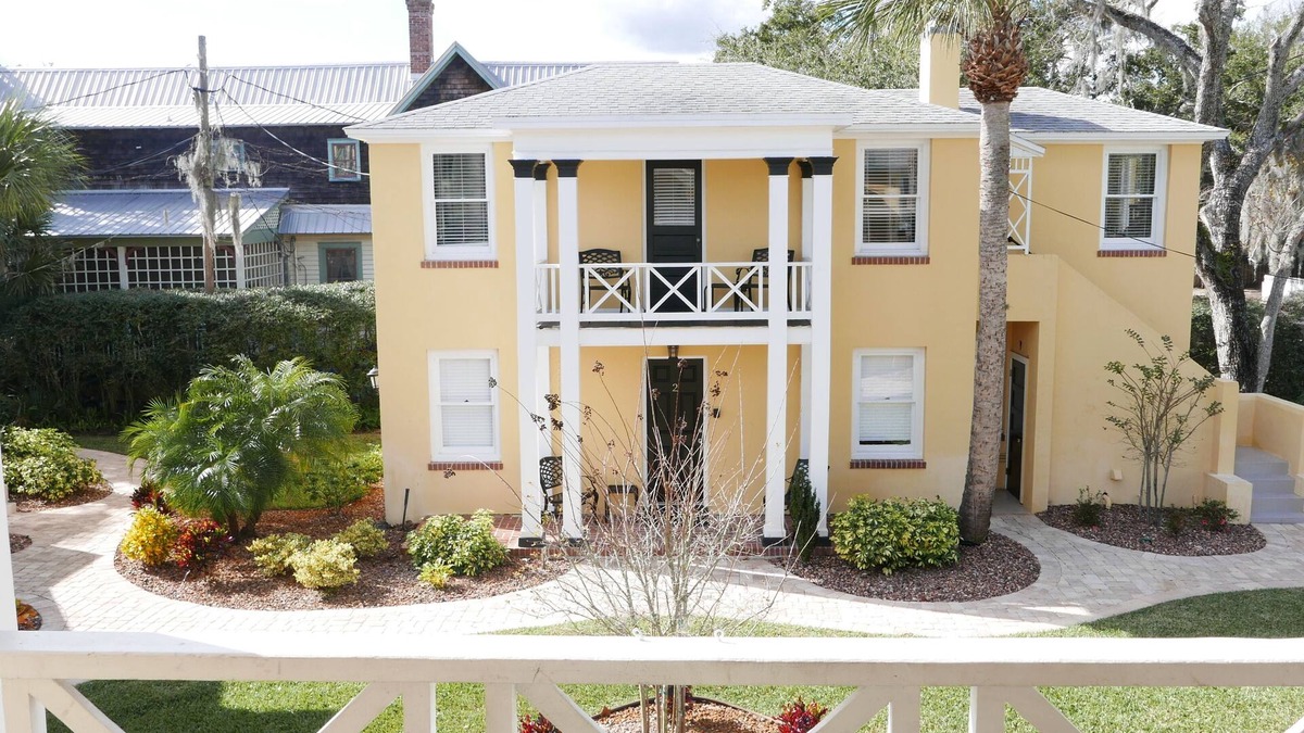 Downtown Historic District Apartment | C7 Perfect location in city center, near beaches, private patio, free parking!