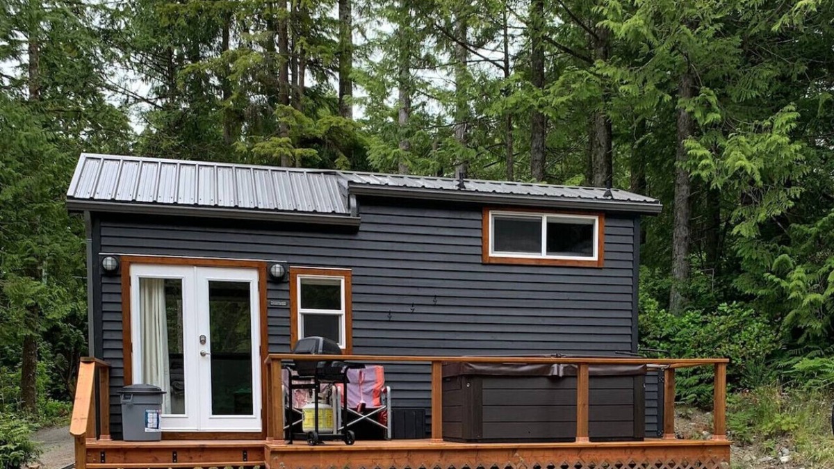 Ucluelet House | Tranquil Tiny Home, BBQ, ocean, hot tub,