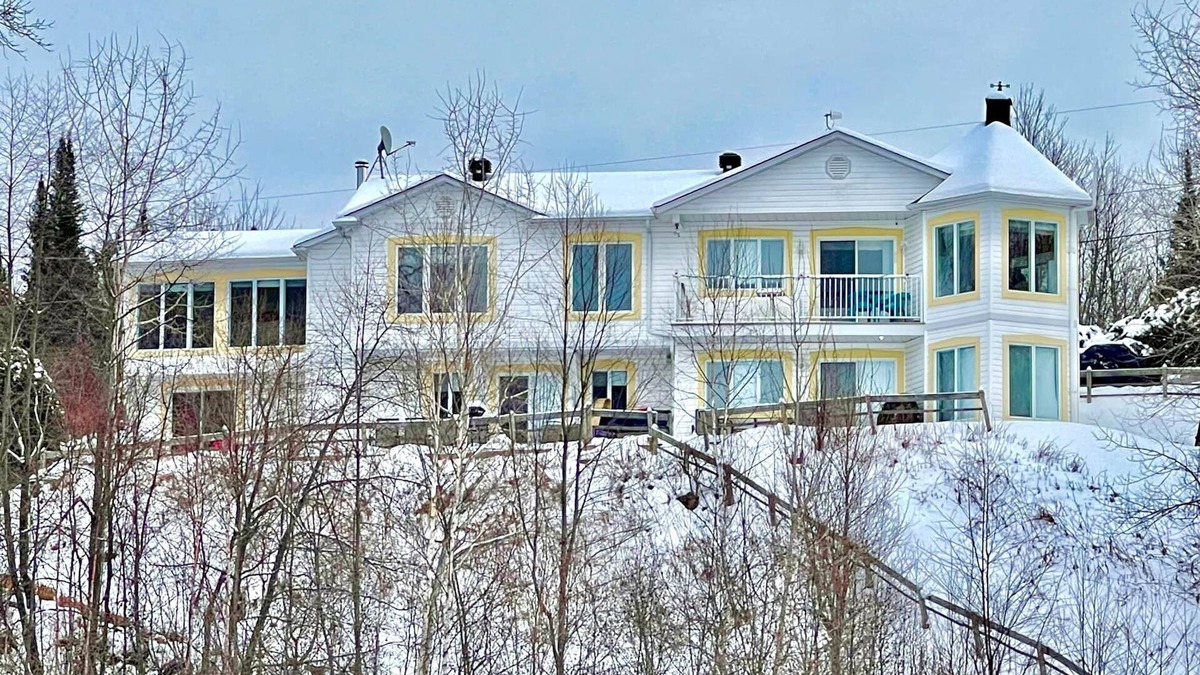 Ferme-Neuve Apartment | Unit B - 2 Bedrooms Private/Beachfront/Kayaks,/Starlink Internet