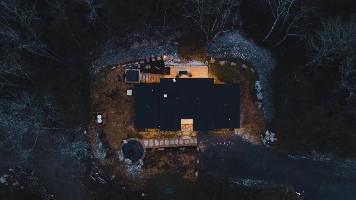 La Conception House | Koselig Cabin, Serene Mountain Hideaway with Scenic Hot Tub