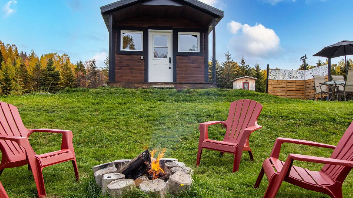 Notre-Dame-Auxiliatrice-de-Buckland Ski Chalet | Beausite Tourisme-Lac, river spa, micro farm, estate trail, view of the mountain