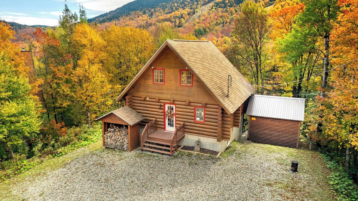 Notre-Dame-Auxiliatrice-de-Buckland Ski Chalet | L'Antaya | Round Wooden Chalet