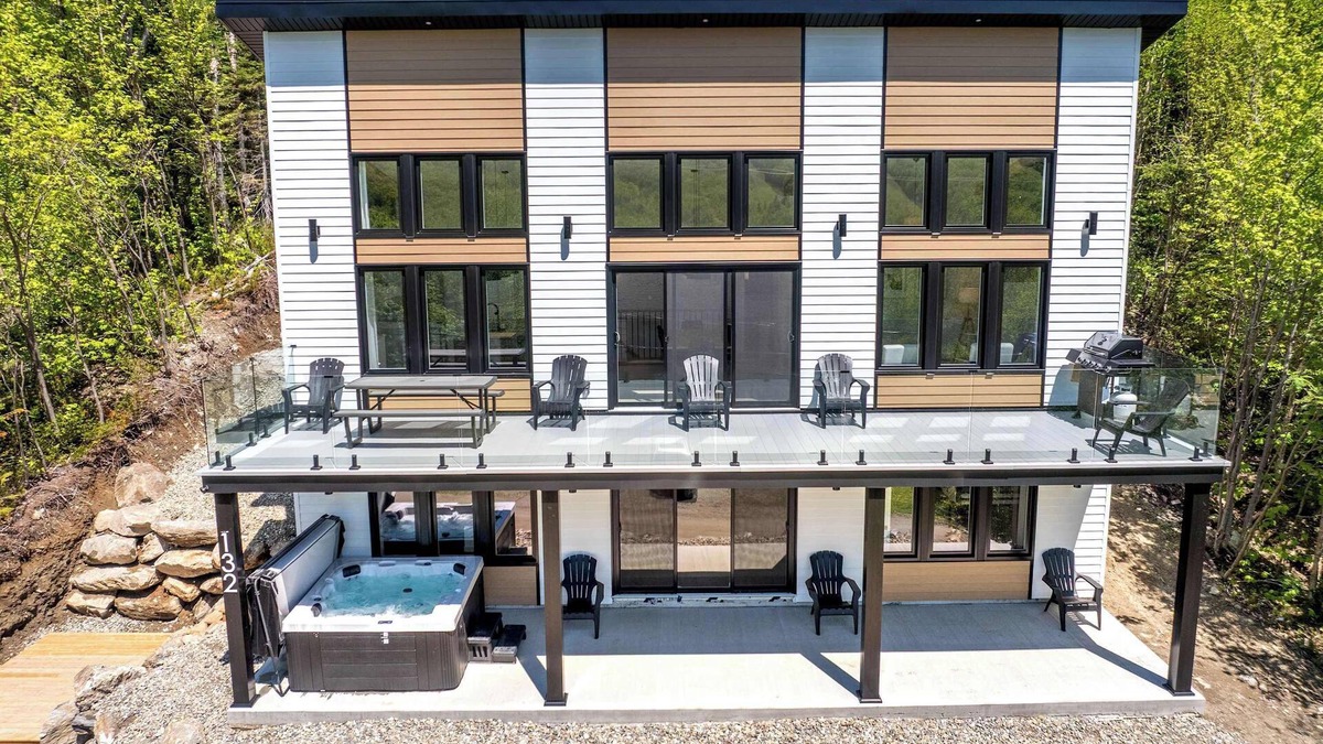 Notre-Dame-Auxiliatrice-de-Buckland Ski Chalet | Spa, Mountain, Pool table - Le Haut 132