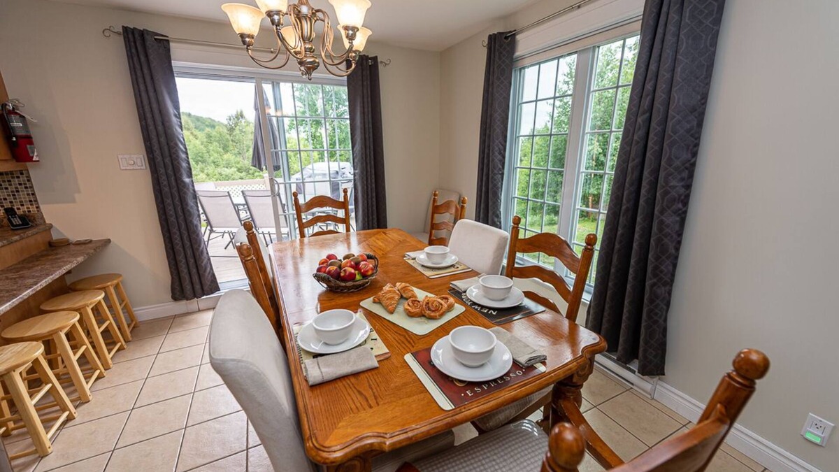 Petite-Riviere-Saint-Francois Ski Chalet | Comfort and greenery