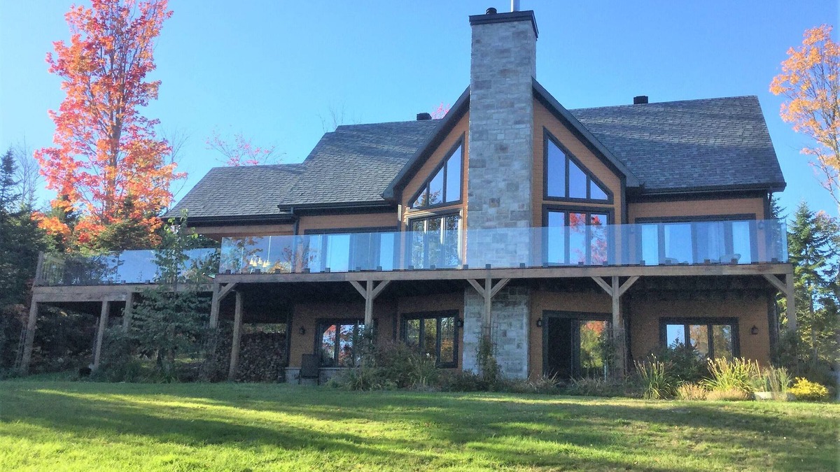 Petite-Riviere-Saint-Francois Ski Chalet | BREATHTAKING VIEW of St-Lawrence River - HOT TUB - 15min from Le Massif