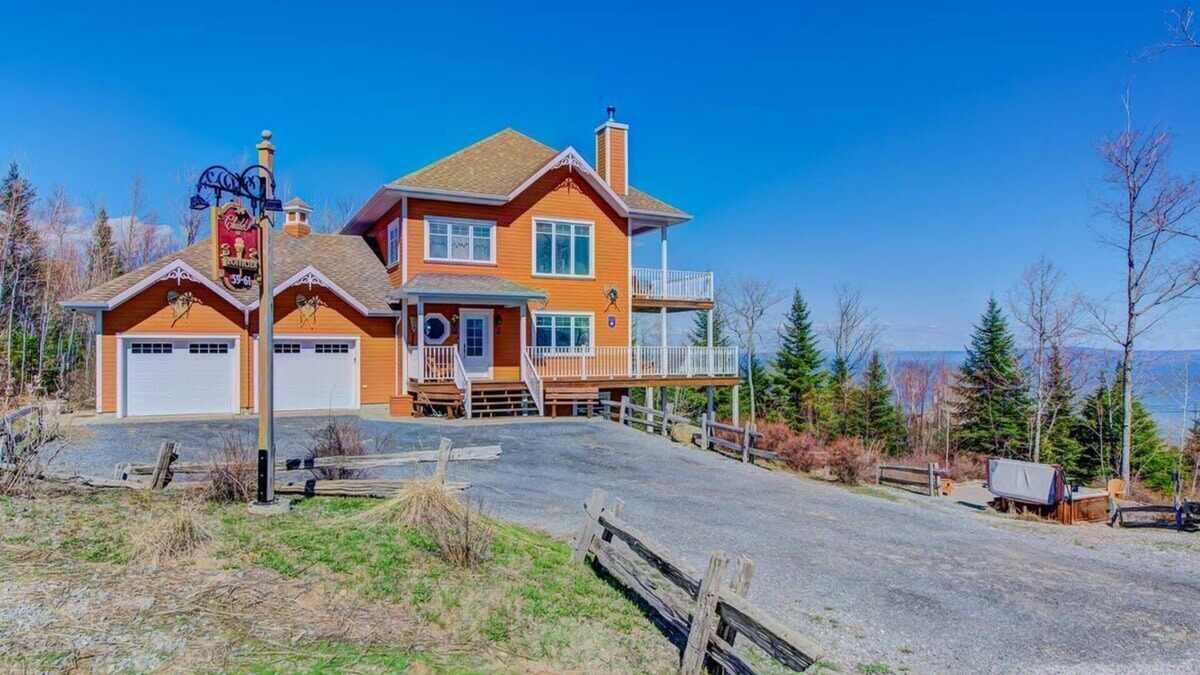 Petite-Riviere-Saint-Francois Ski Chalet | Chalet L'Officier #1 et #2 spa