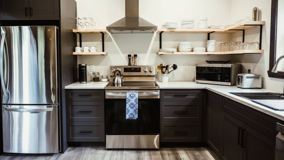 L'lle-du-Grand-Calumet Ski Chalet | Waterfront lux loft 2 bed/r perfect 1 or 2 couples