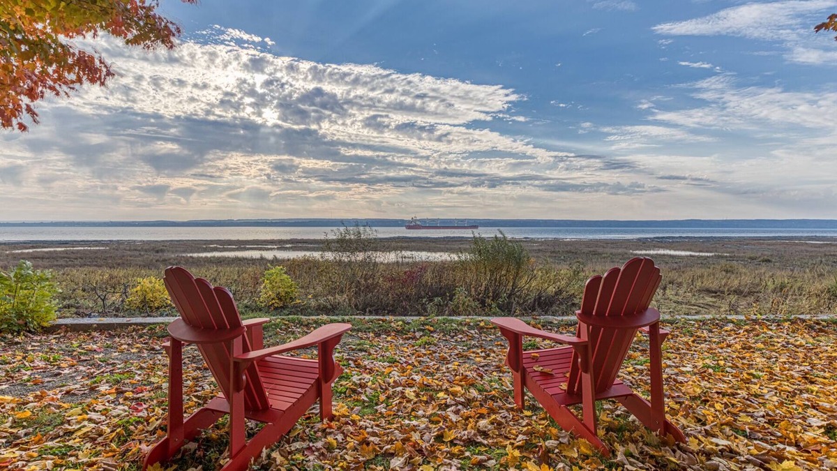Saint-Laurent-de-l'ile d'Orleans House | Chalet bord de l'eau avec plage à deux pas de la ville Québec!
