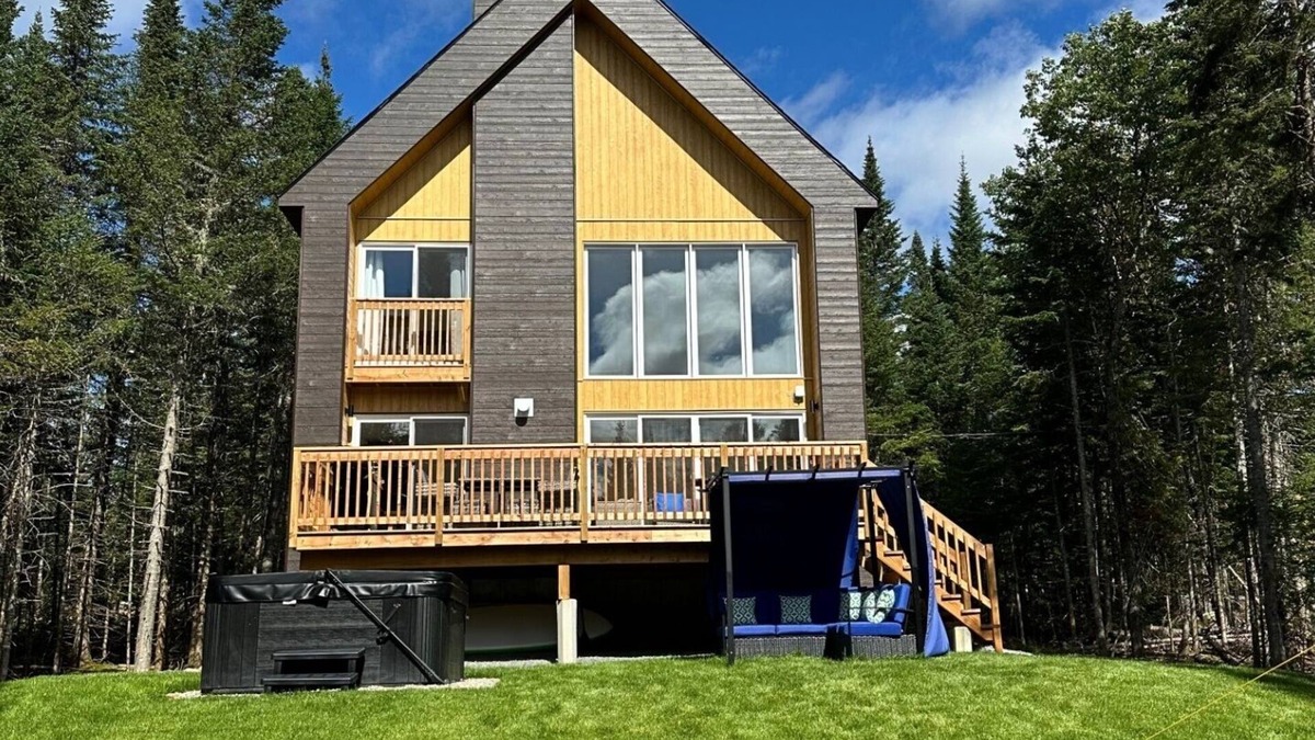 Lac-Swell Ski Chalet | Luxury chalet with fireplace, games room, close to popular ski resorts