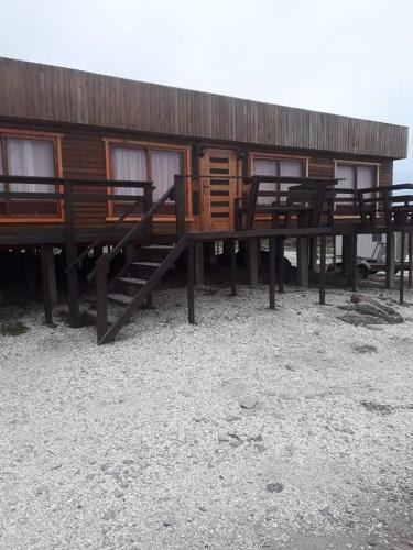 Punta de Choros Apartment | CABAÑA LA CASONA, salón, comedor y cocina amplia, con baño en la habitación y uno adicional, se alcanzan a ver las islas y el mar