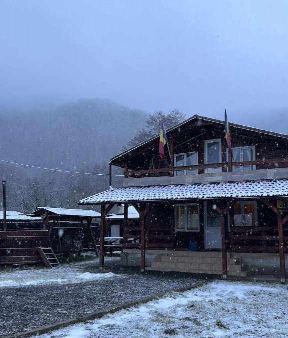 Petrila Ski Chalet | Cabană la poalele munților cu ciubăr