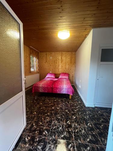 Bozioru House | Cabană Ulmet , două dormitoare duble - 200 lei O cameră triplă - 300 lei Toată căbănuța-650 lei