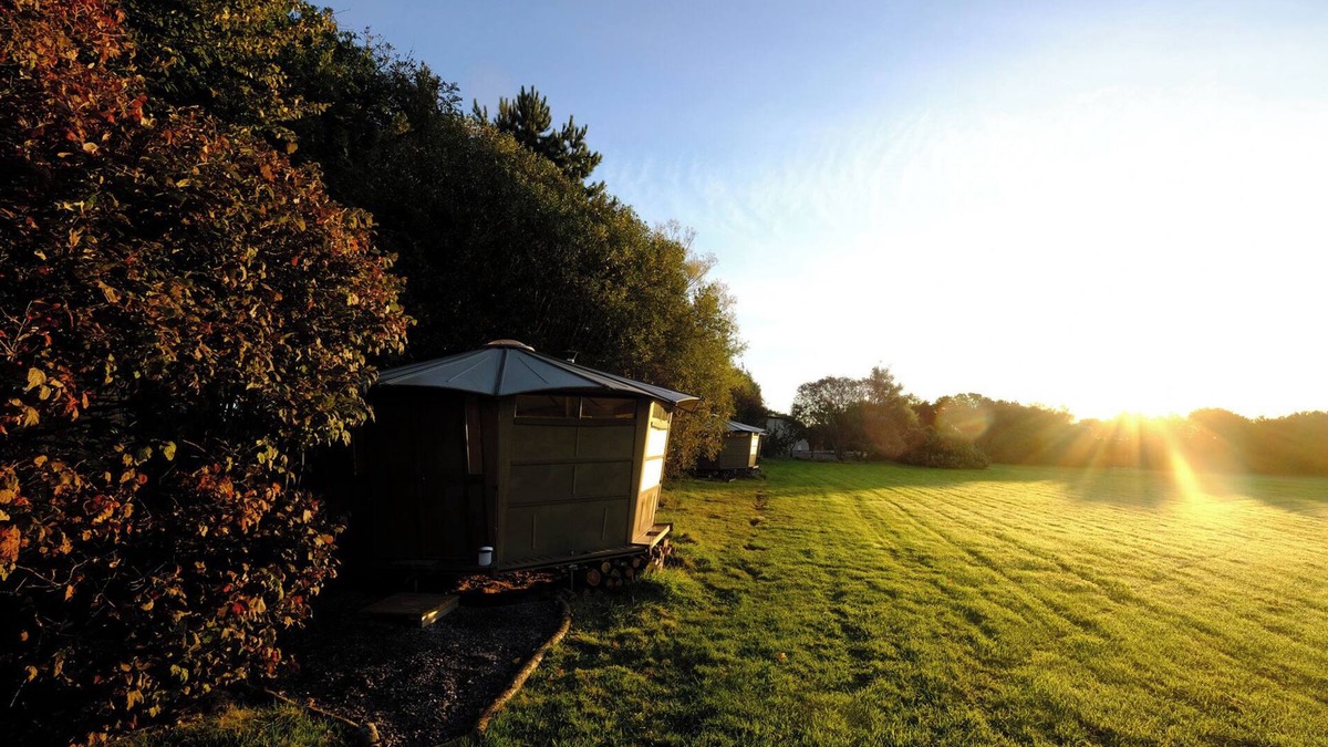 Llantwit Major Cottage | CABAN LLWYNON, romantic, character holiday cottage in Llantwit Major