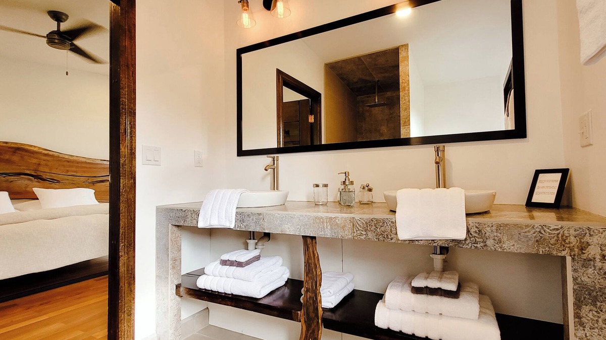 San Ignacio Cabin | Cabana 1 -Modern amenities cabin, on the banks of the Belize River