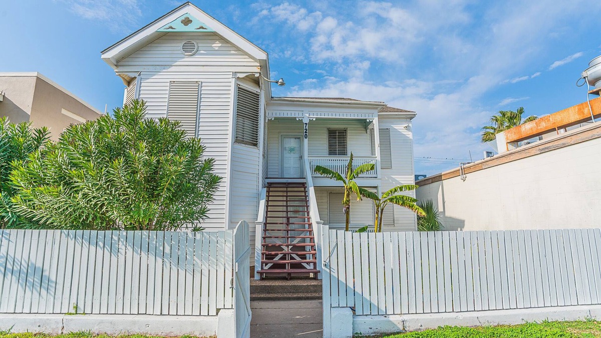 San Jacinto House | Cabana Boy - 3/2 2nd Floor Dog Friendly (Duplex)