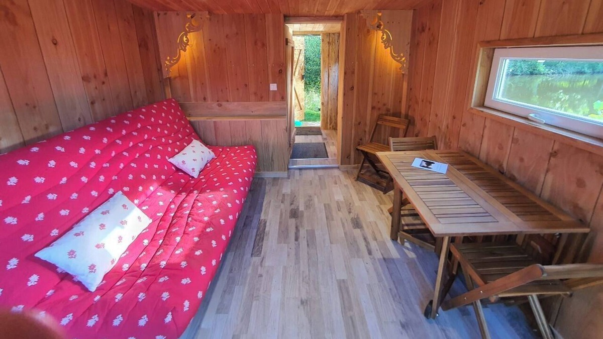 La Lande-Patry Cabin | Cabane en Bois sur L'étang, un Havre de Paix sur un Site Exceptionnel