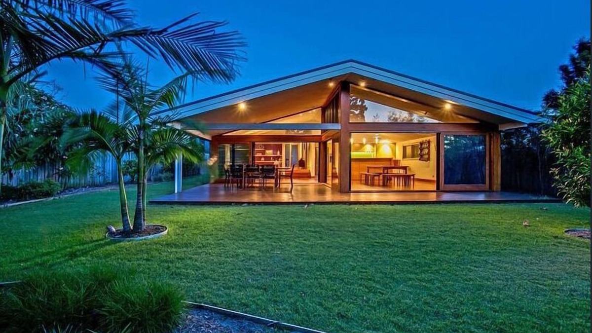 Bogangar House | Cabarita Oasis - 3BR Beachside Home by uHoliday