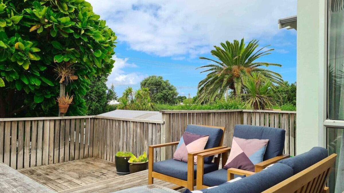 Papamoa Beach Cottage | Cabbage Tree Beach House - Summer or Winter Haven