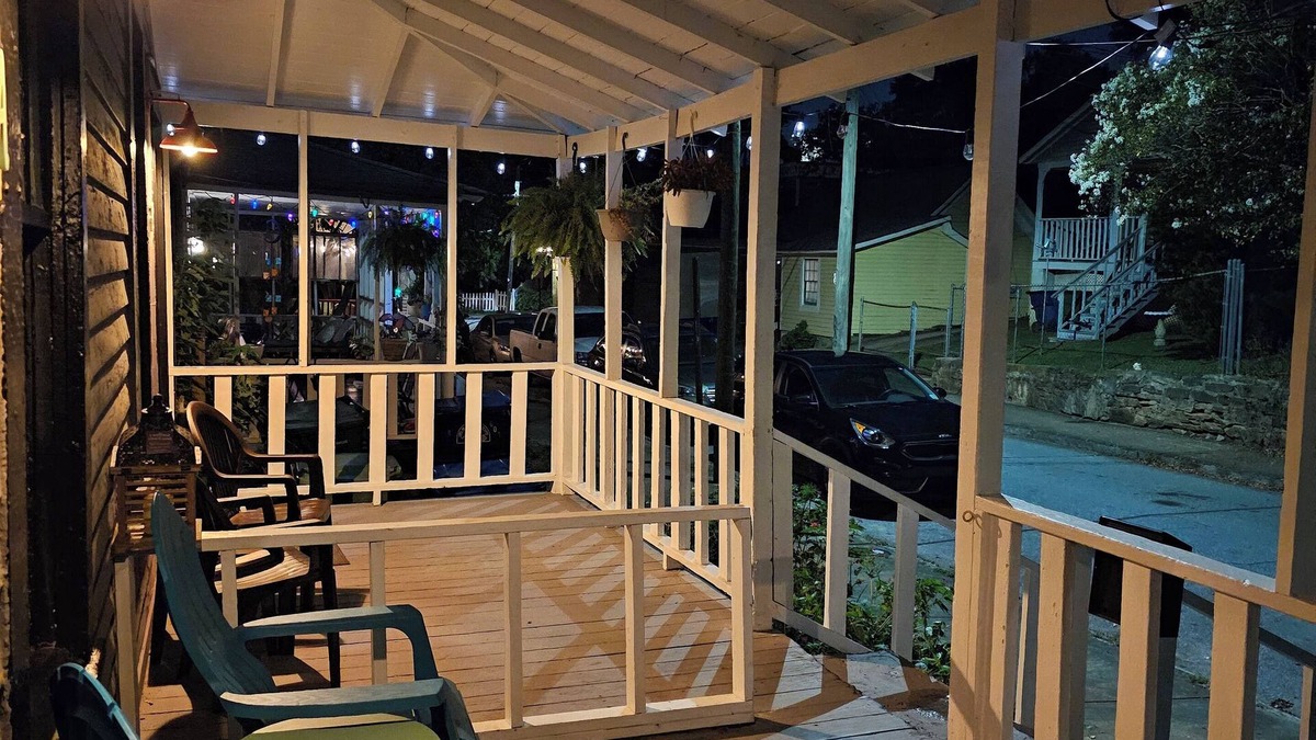 Cabbagetown Apartment | Cabbagetown, Free Wi-fi, Parking, 6 beds, Beltline