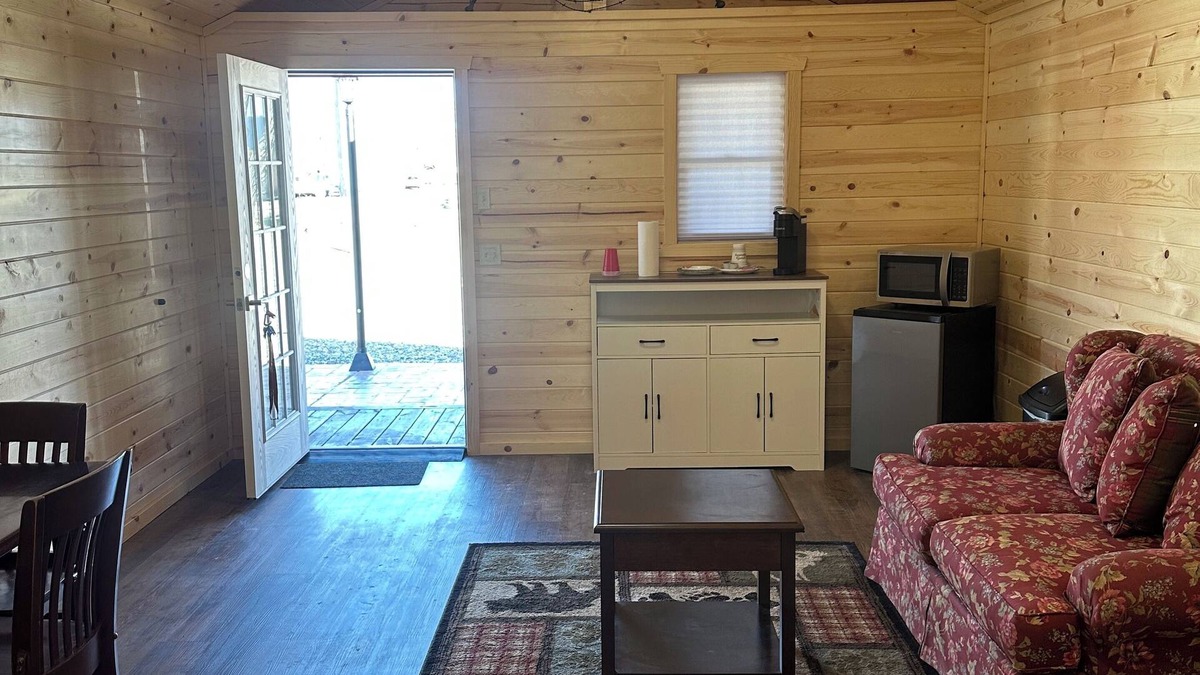 Reed Point Cabin | Cabin 1 in peaceful Reed Point 3 minutes from Yellowstone River