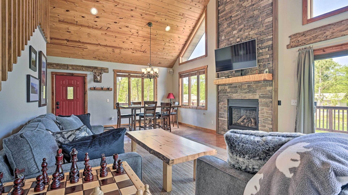 Nekoosa Cabin | Cabin 1 Mi to Sand Valley, 1 Block to Beach