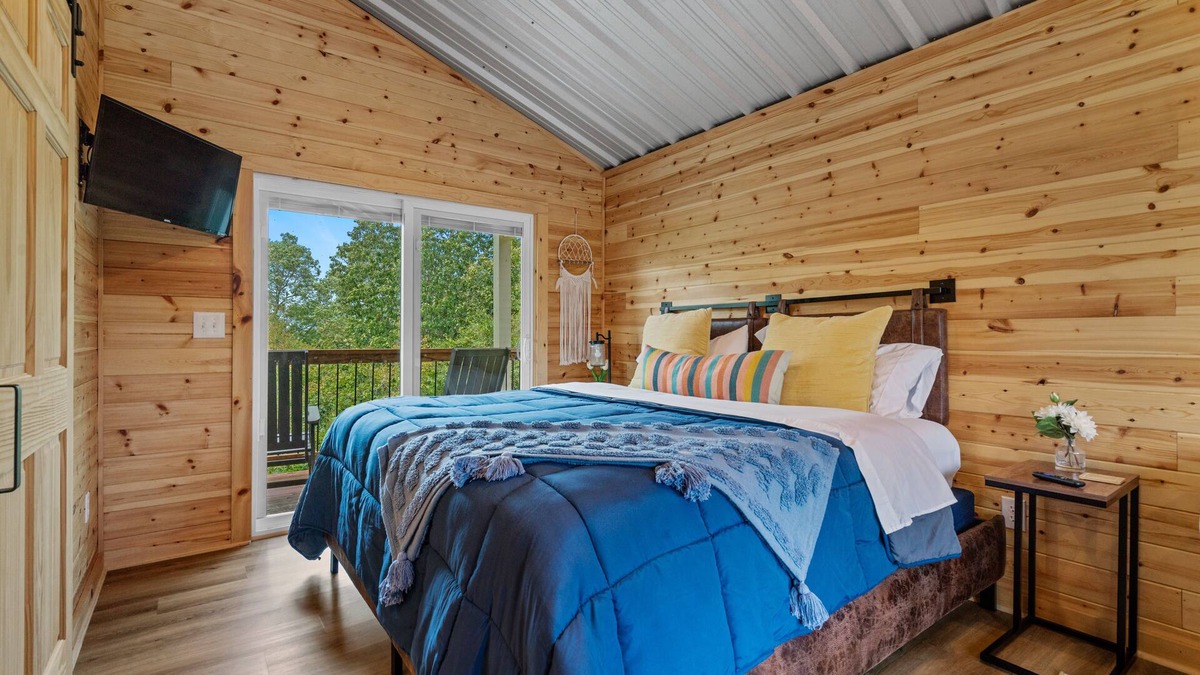 Rockwell Cabin | Cabin #1 @ Rock Creek Cabins! King Bed! 15 min. to Bathhouse Row! Pet Friendly!