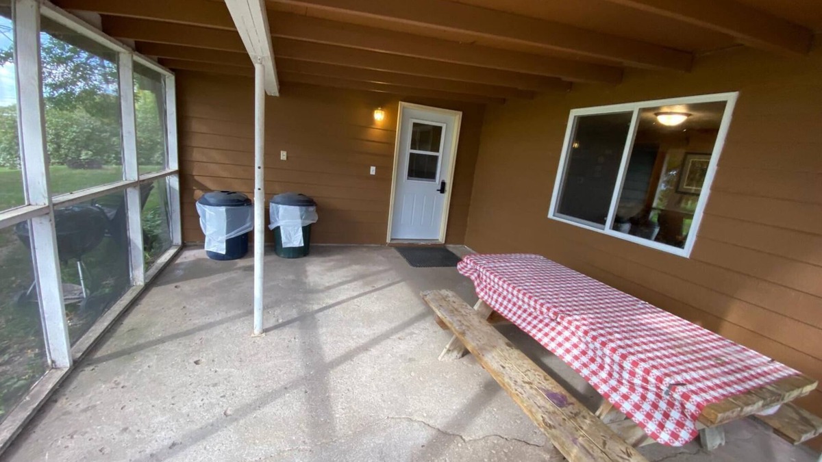 Hines Apartment | Cabin 1 with Queen size bdroom and twin beds bdroom