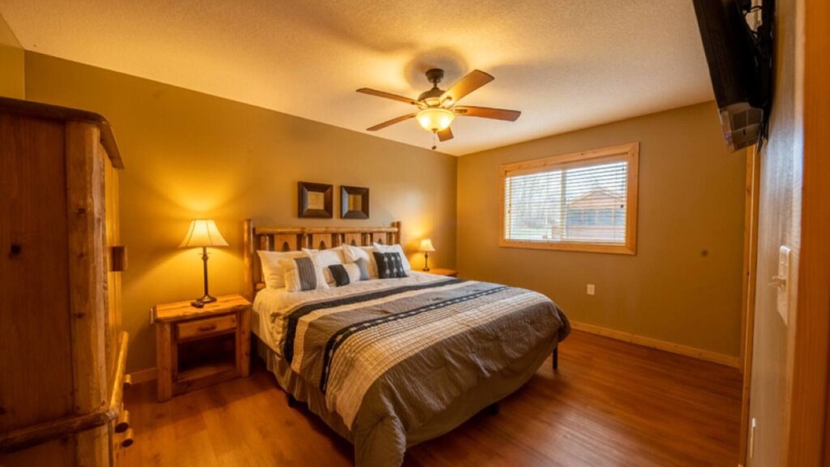 Isle Hotel | Cabin 11 is a 1-bedroom with WiFi ground floor patio overlooking Mille Lacs Lake