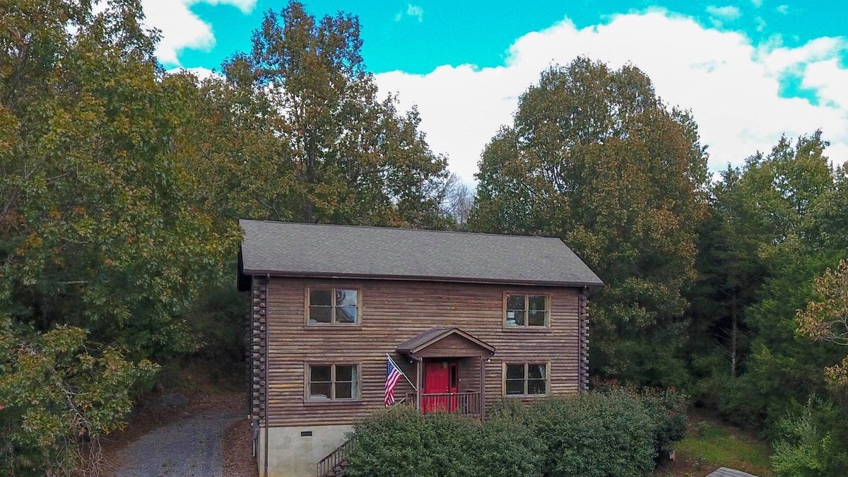 Lexington Cabin | Cabin 115, Luxury 6 bedroom, 3 bath cabin minutes from Downtown Lexington!