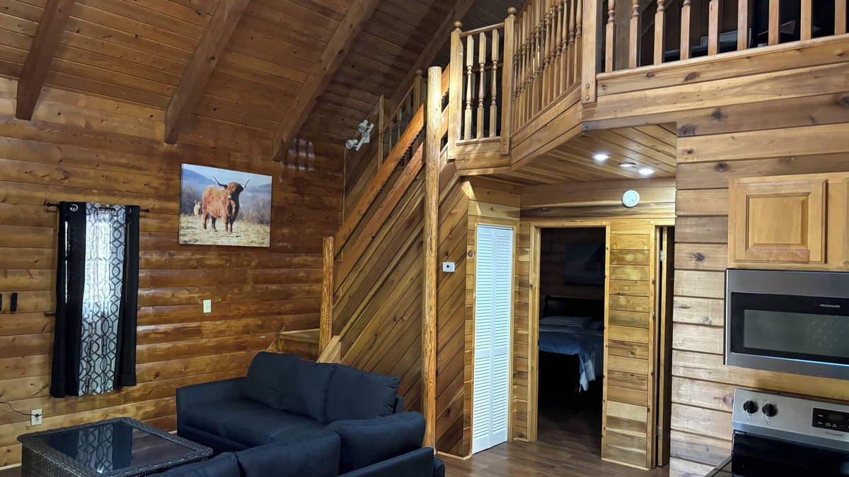 Summerlee Cabin | {CABIN #2 of 4}"THE COMFORT ZONE" PET FRIENDLY 5 STAR CABIN