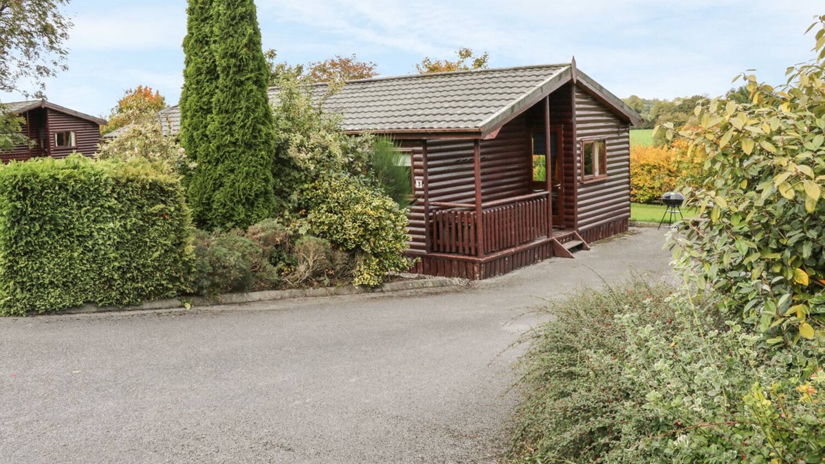 Ardue Cabin | CABIN 2, pet friendly, with a garden in Ballyconnell, County Cavan