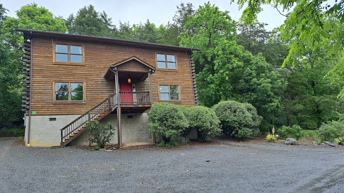 Lexington Cabin | Cabin 25 - Spacious 6-bedroom private home minutes from downtown Lexington