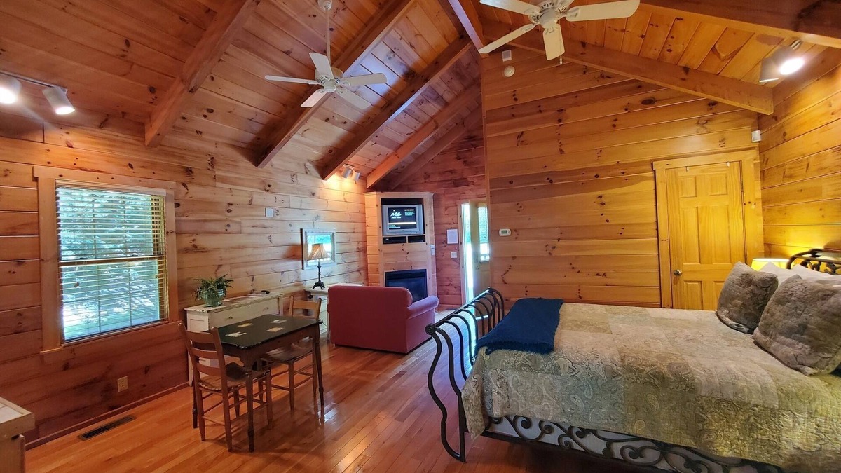 Galax Apartment | (Cabin 297) As Good As It Gets