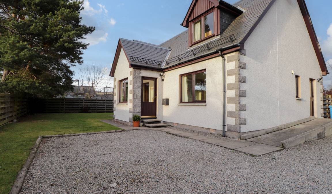 Grantown-on-Spey Cottage | Cabin ∙ 3 bedrooms ∙ 6 guests