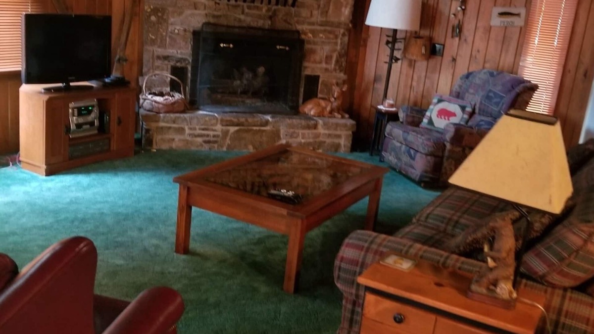 Eureka Springs Cabin | Cabin, 3 beds/baths, sleeps 8, large yard for pets, hot tub, stocked kitchen