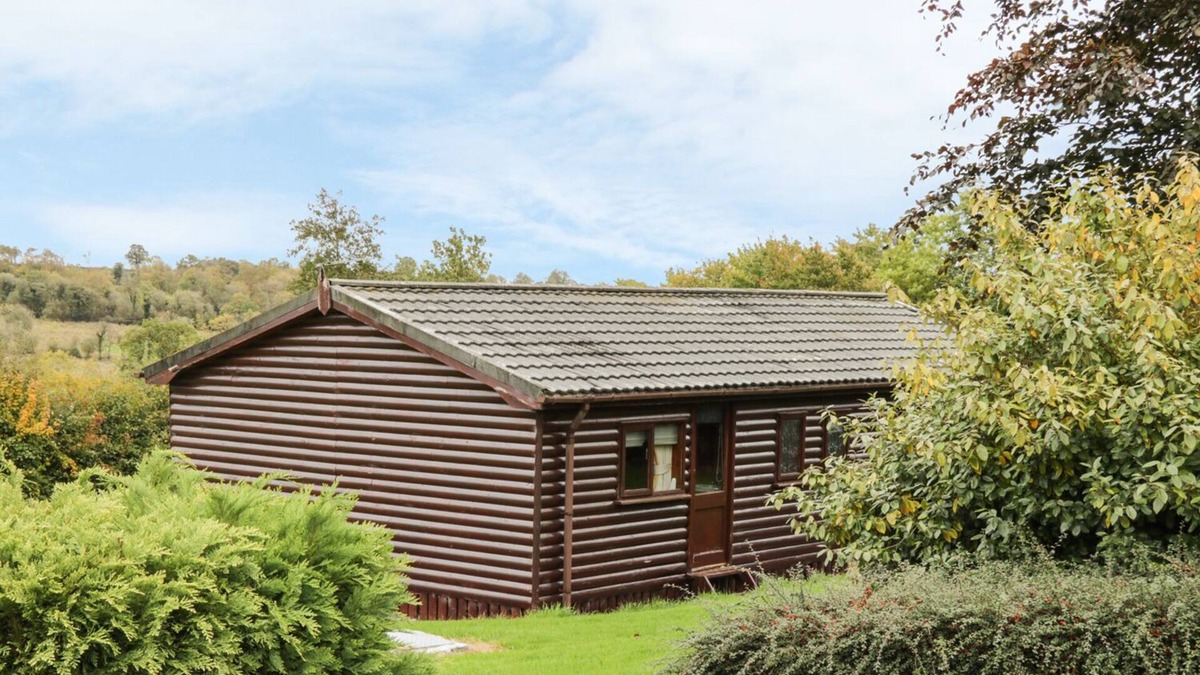 Ardue Cabin | CABIN 3, pet friendly, with a garden in Ballyconnell, County Cavan