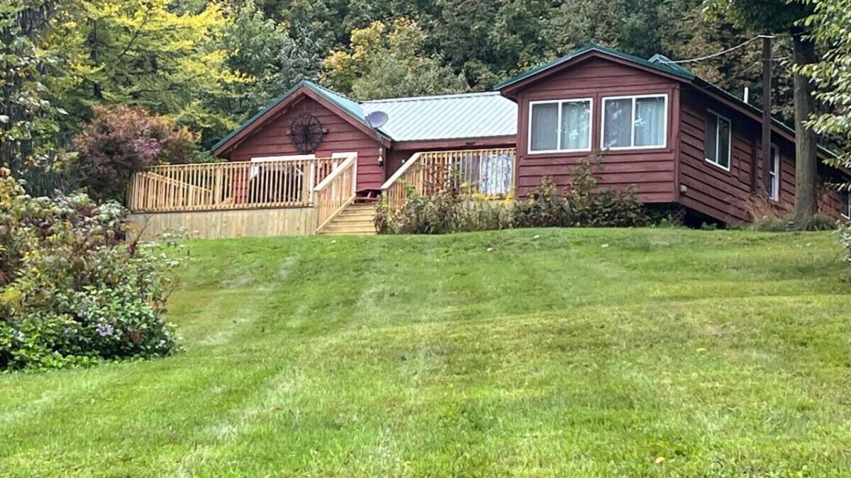 Dewittville House | Cabin 3BR close to lake w rolling hills