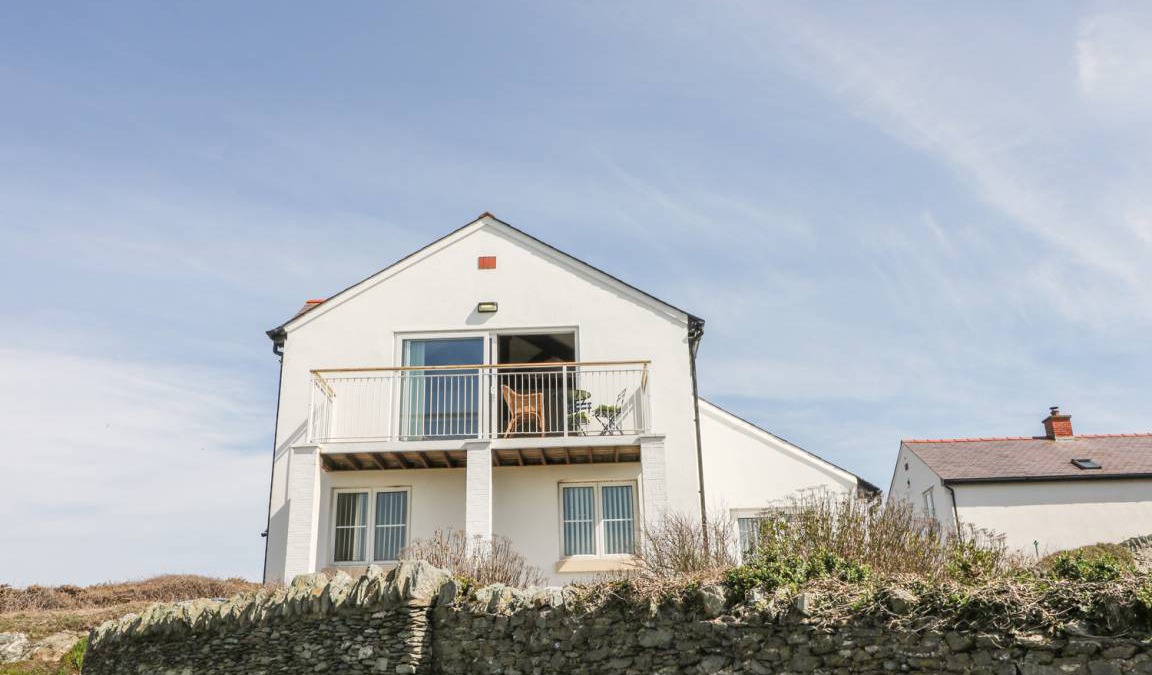 Trearddur Bay Cottage | Cabin ∙ 4 bedrooms ∙ 8 guests