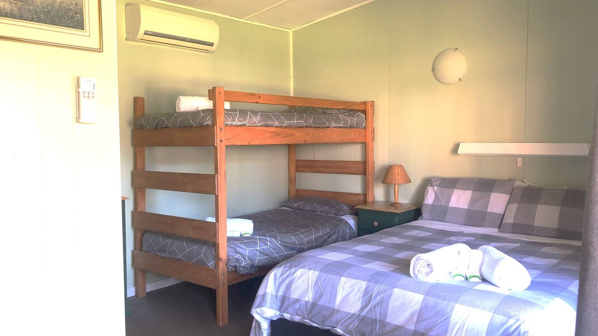 Wisemans Creek Bed & Breakfast | Cabin 4 - Sleeps 4 people. Access to all amenities including kitchen/dining