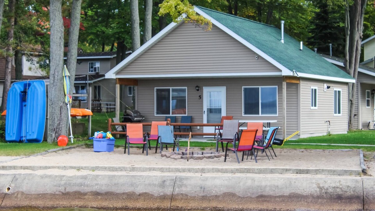 Houghton Lake Resort | Cabin 5 - Cozy 3-bedroom lakefront.
