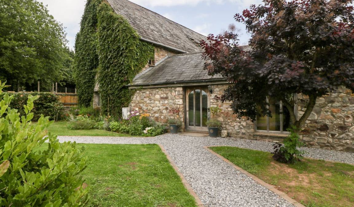 Kemeys Commander Cottage | Cabin ∙ 6 bedrooms ∙ 12 guests