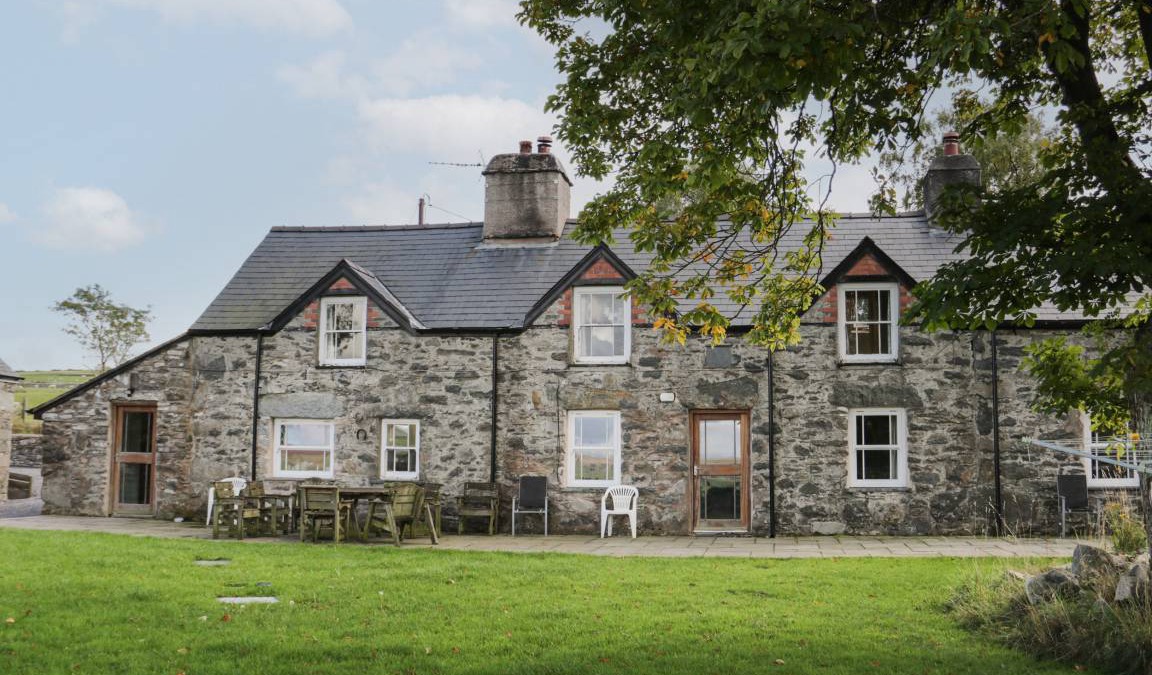 Pentre-Foelas Cottage | Cabin ∙ 6 bedrooms ∙ 12 guests