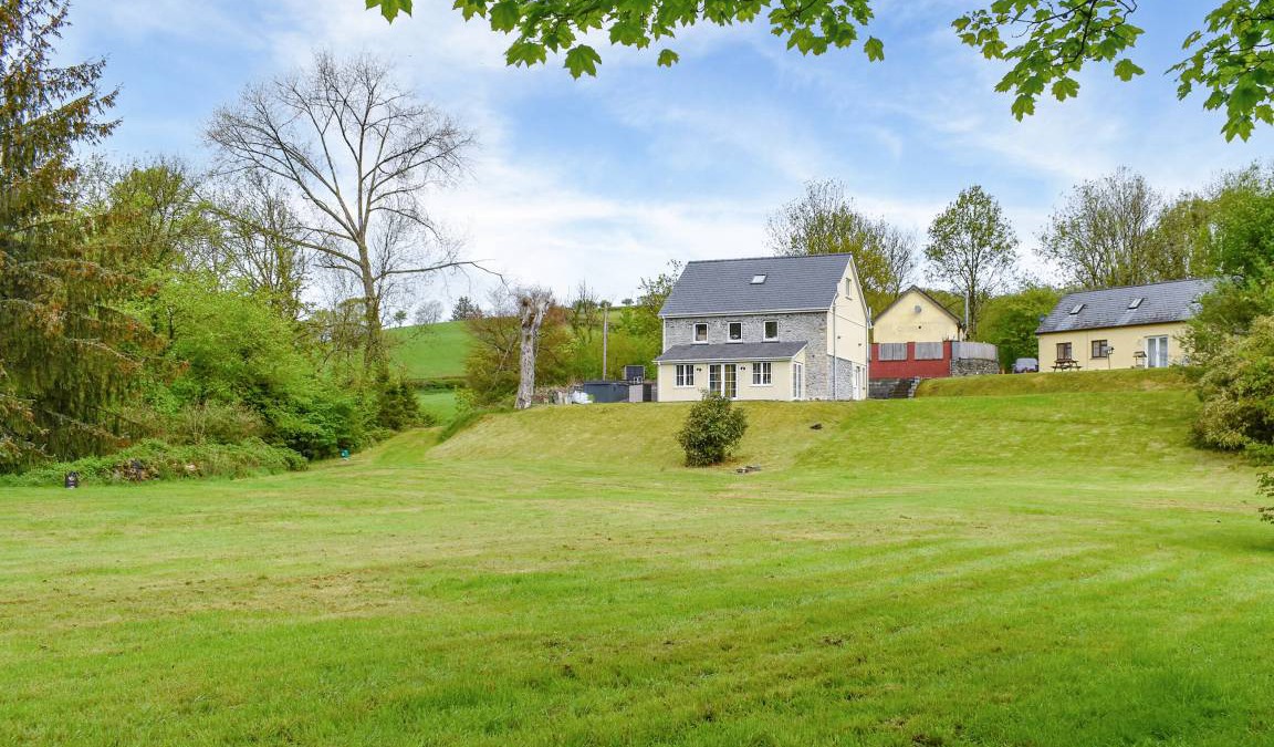 Llanwrda Cottage | Cabin ∙ 6 bedrooms ∙ 12 guests