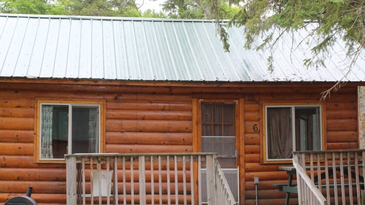 Deer River Cabin | Cabin 6 - Classic cabin with a dockside deck