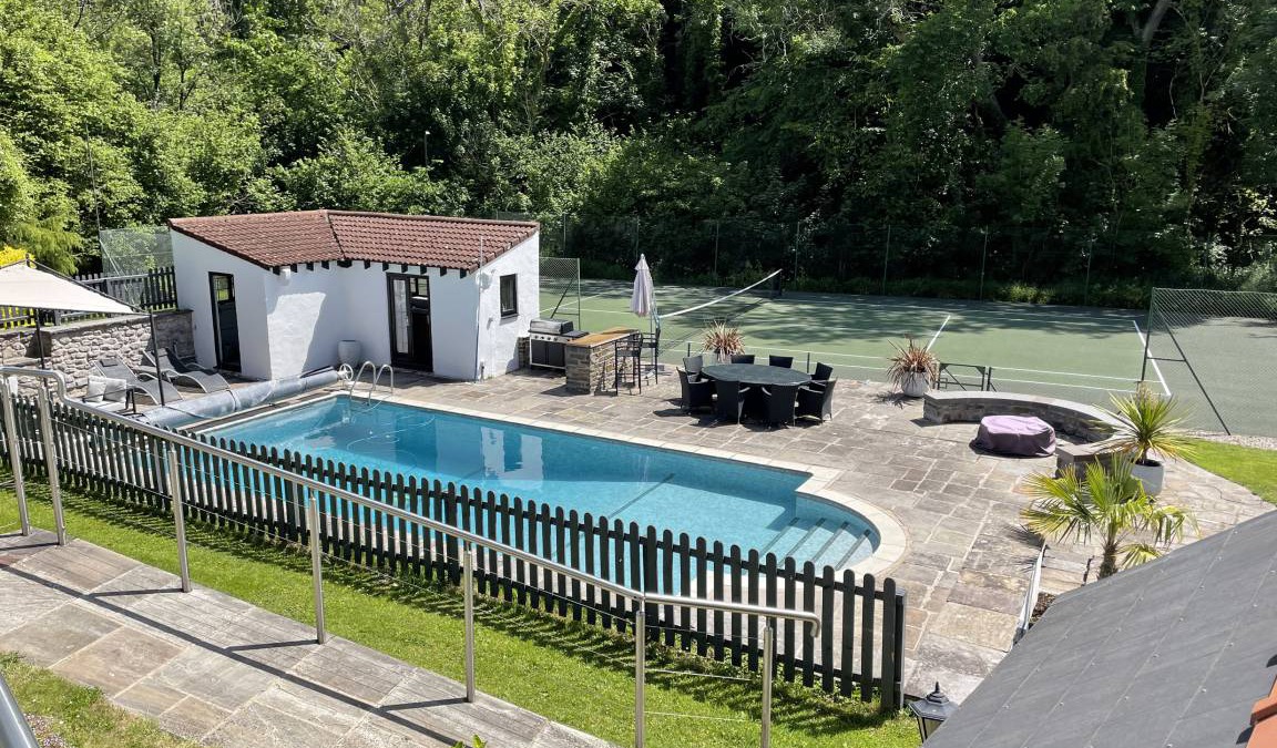 Wenvoe Cottage | Cabin ∙ 7 bedrooms ∙ 13 guests