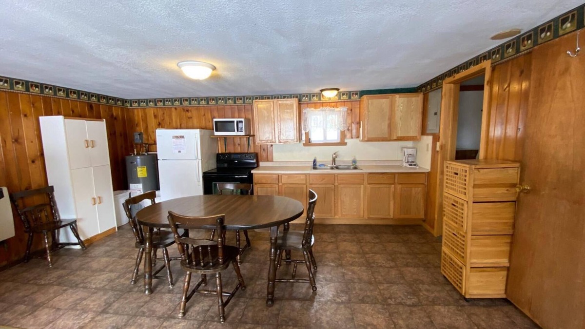 Hines Apartment | Cabin 7 Family Friendly Resort