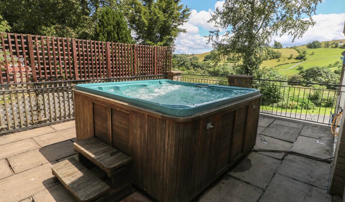 Tirabad Cottage | Cabin ∙ 8 bedrooms ∙ 18 guests