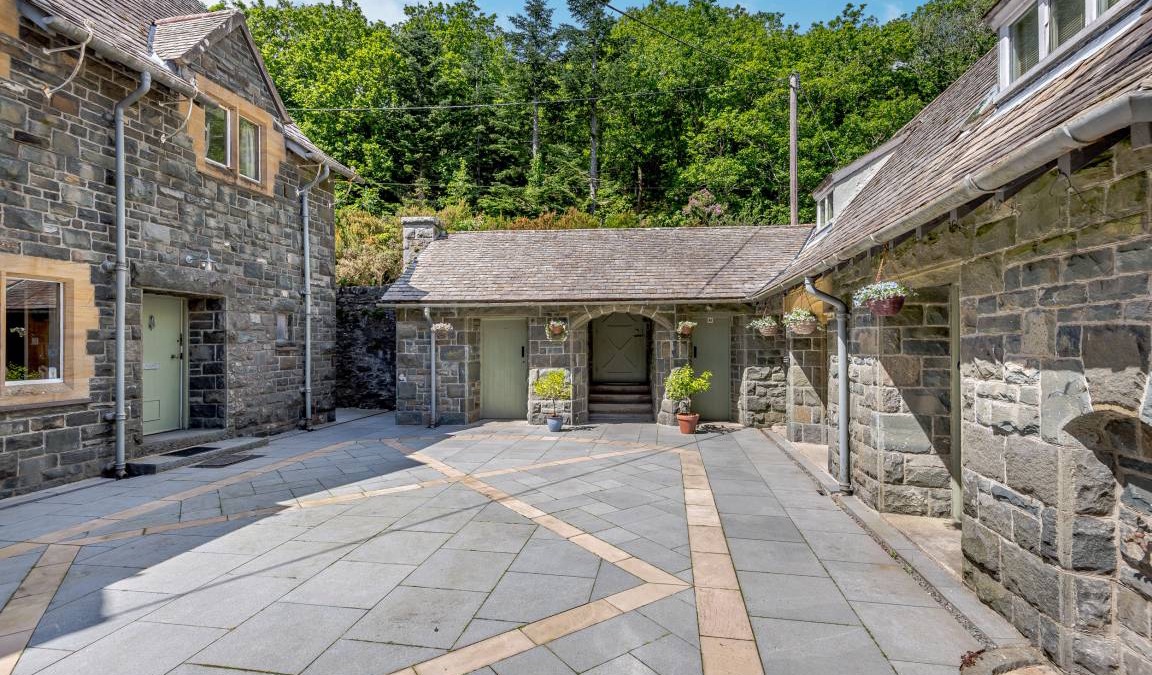 Llanbedr Cottage | Cabin ∙ 8 bedrooms ∙ 18 guests
