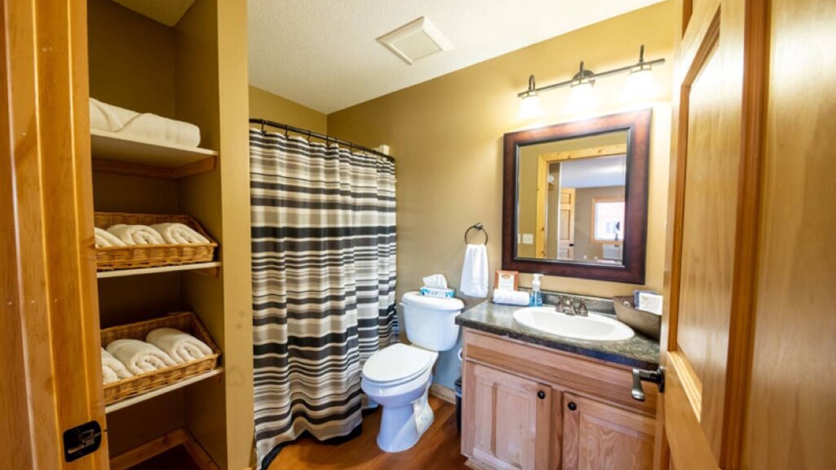 Isle Resort | Cabin 9: Lakeside Lodge with Stunning Sunsets & Beach Access